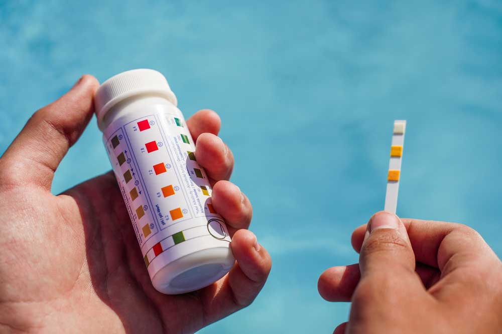 a test strip and container with instructions on how to use